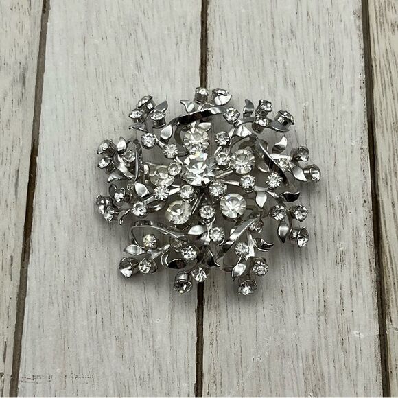 Jewelry - Vintage 1960s large glass Sparkling Silver and White Starburst Brooch